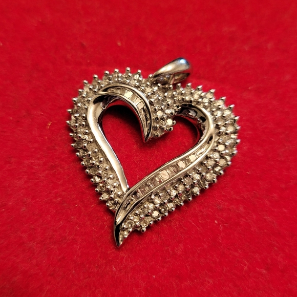 10k White Gold Diamond heat pendant about 3/4 diam - Picture 2 of 5